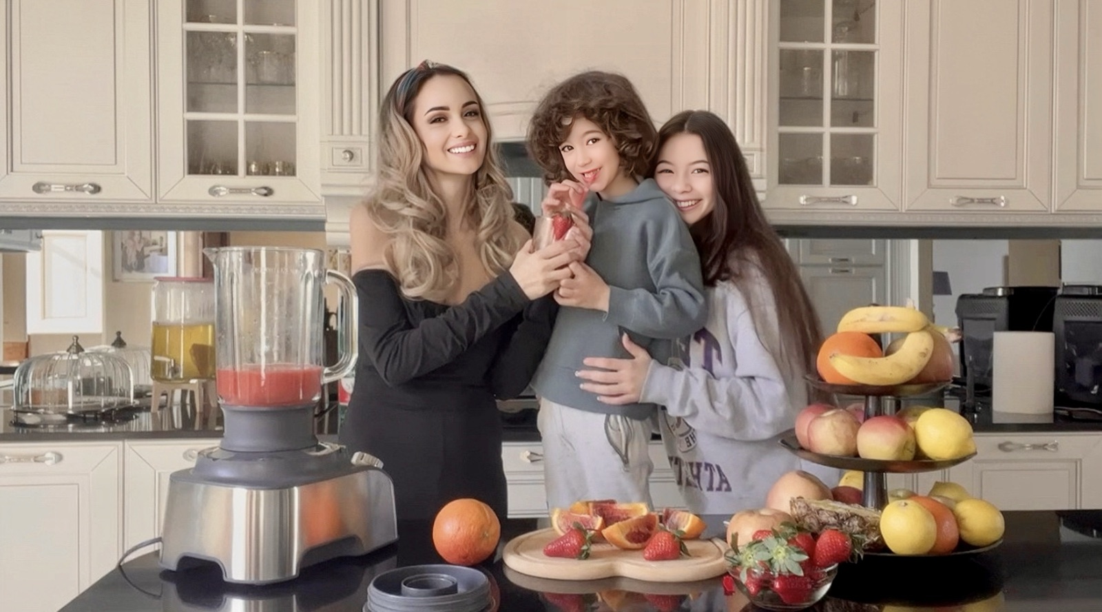 Ambra con i bambini in cucina