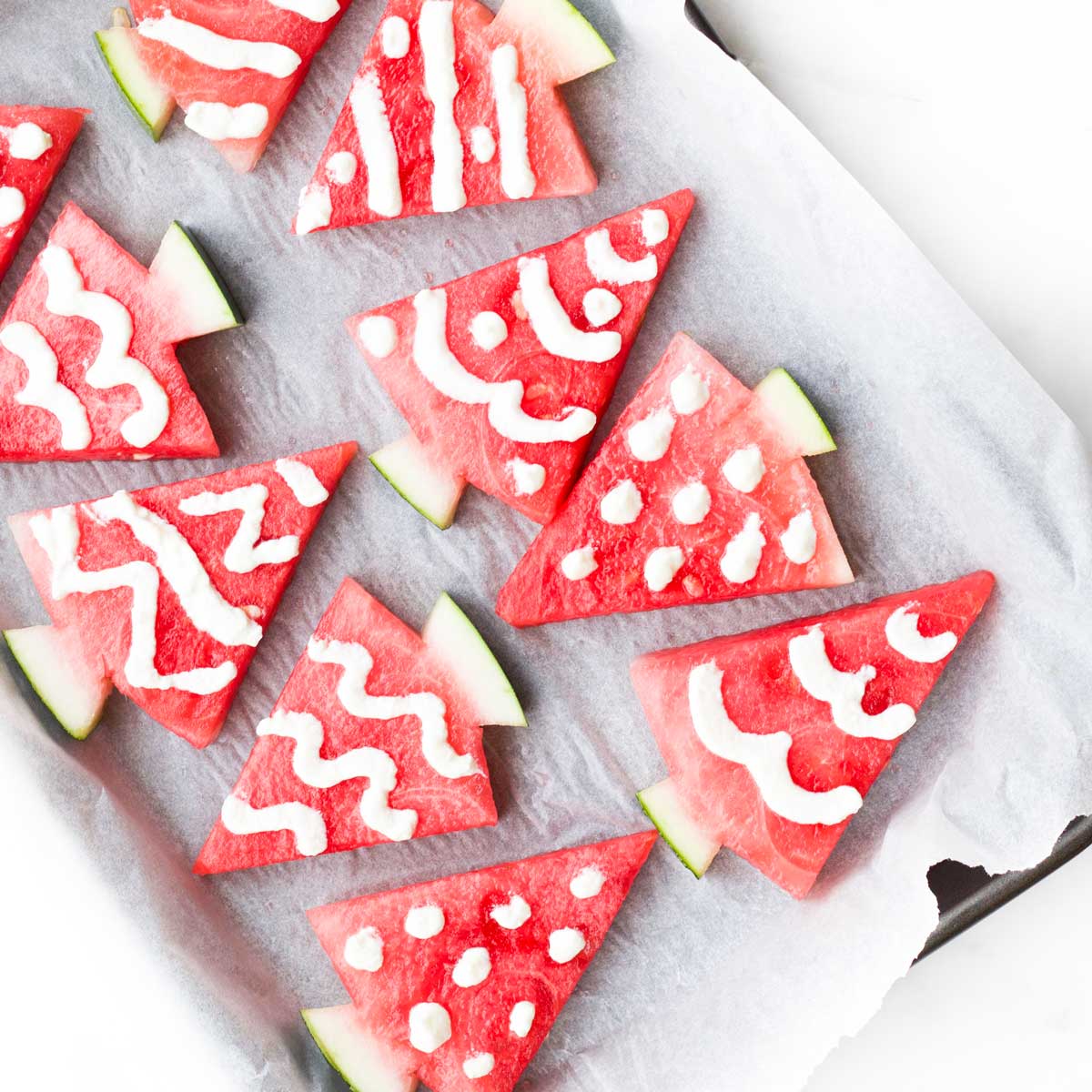 Alberi di Natale con angurie: snack natalizi salutari per bambini.