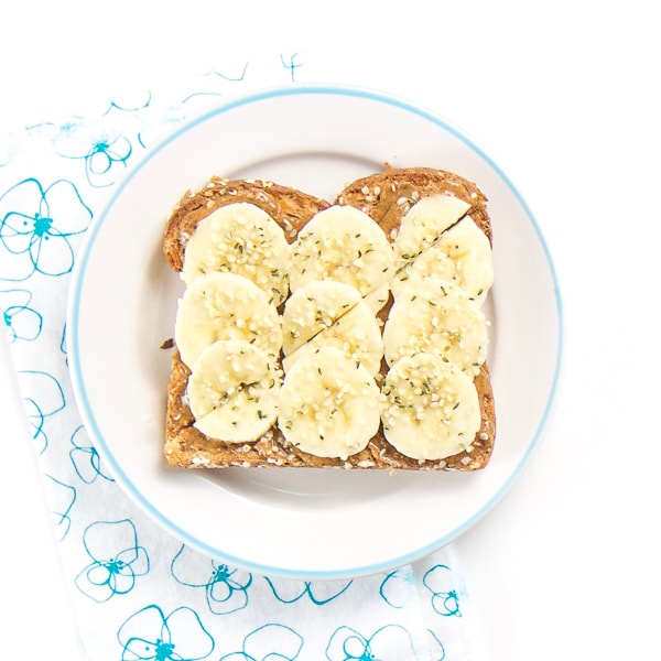 Burro di mandorle + toast alla banana con granelli di canapa per bambini