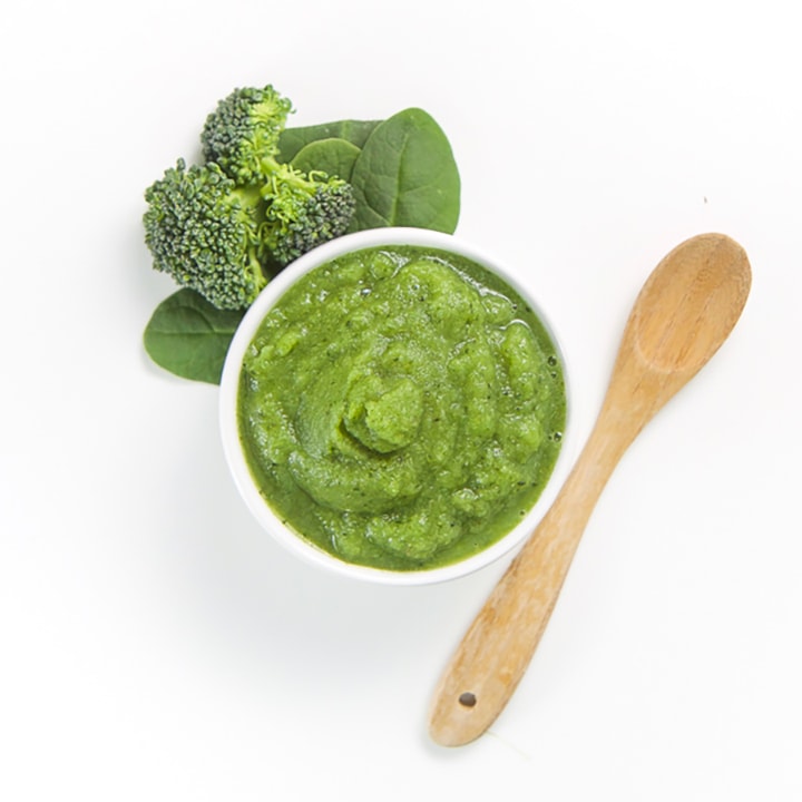 Purea di alimenti per bambini con mele, spinaci e broccoli (fase due)