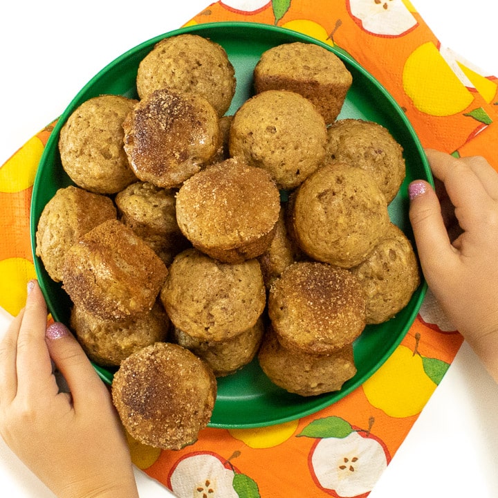 Mini muffin con salsa di mele e cannella richiesti dai bambini (25 minuti)