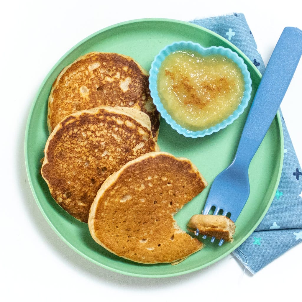 Pancake soffici e salsa di mele alla cannella richiesti dai bambini