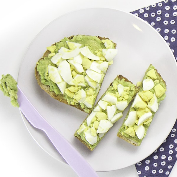 Toast all'uovo con avocado per neonati e bambini piccoli