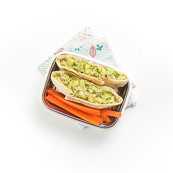 Insalata di tonno con avocado in mini tasche Pita per bambini + neonati