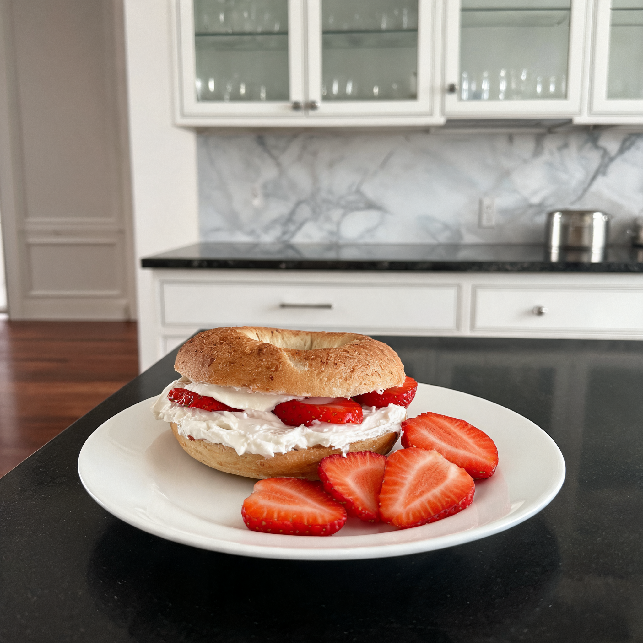 Bagel alle fragole con yogurt: lo snack che sembra dolce