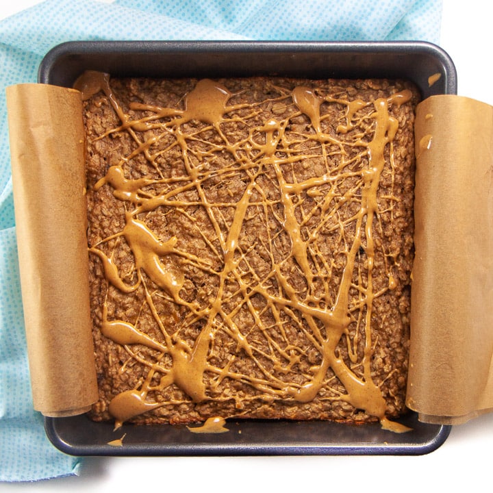 Farina d'avena al forno con banane e burro di arachidi, preferita dai bambini