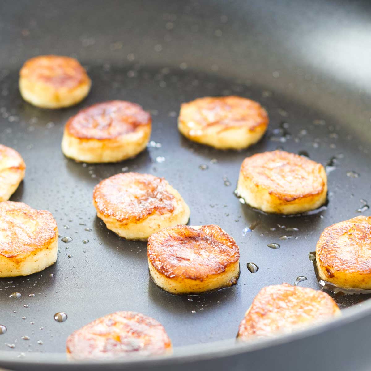 Banane alla cannella fritte in padella