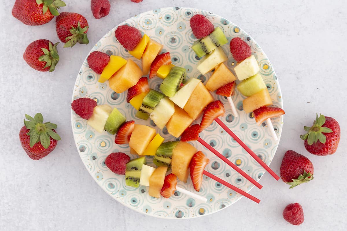 Bastoncini di frutta preferiti (i bambini possono aiutare a realizzarli!)