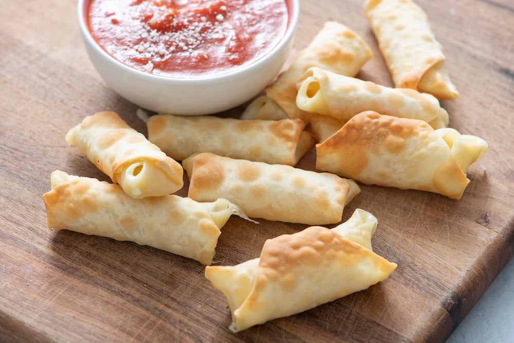 Bastoncini di mozzarella wonton fritti all'aria