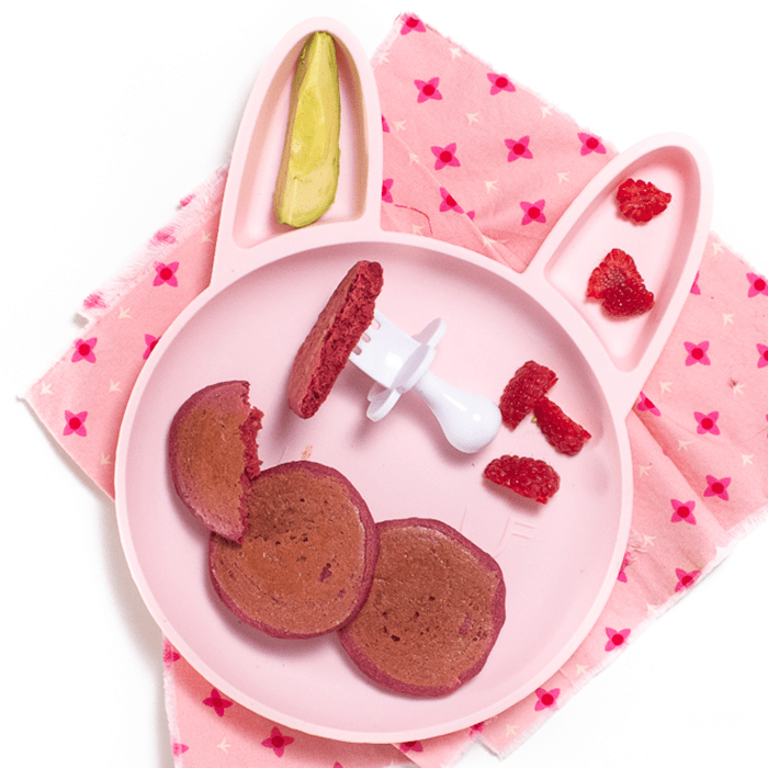 Perfetti pancake soffici alla barbabietola rosa (fatti con yogurt!)