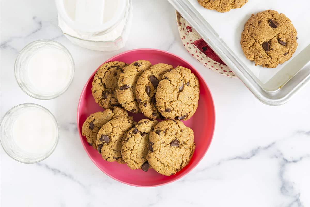 Biscotti con gocce di cioccolato senza latticini