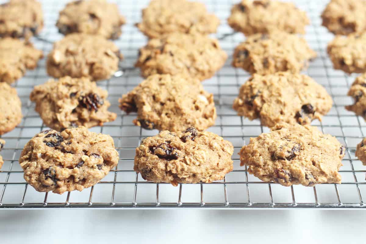 Biscotti salutari con farina d'avena e uvetta (a basso contenuto di zuccheri)