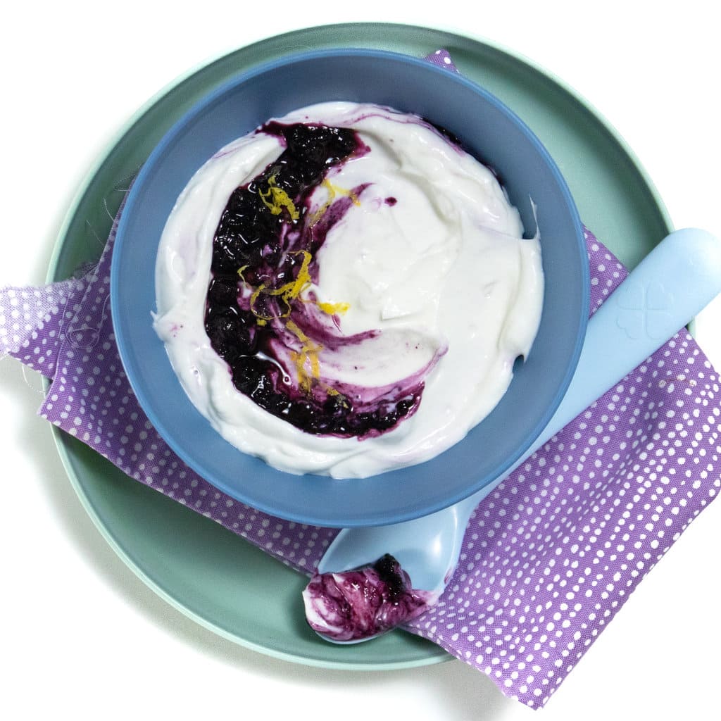 Yogurt greco ai mirtilli saporito e svenimento