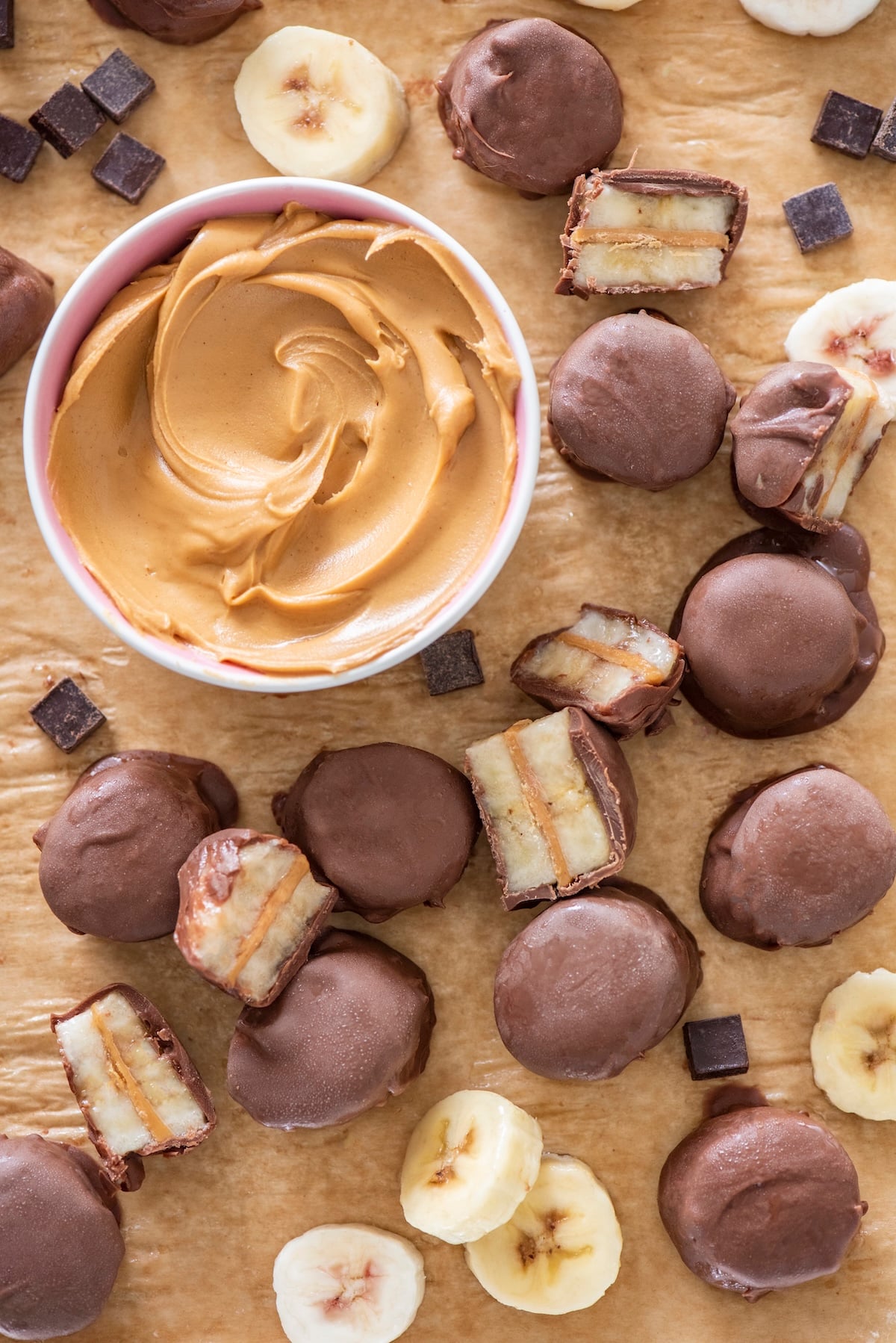 Bocconcini di banana congelati al burro di arachidi e cioccolato