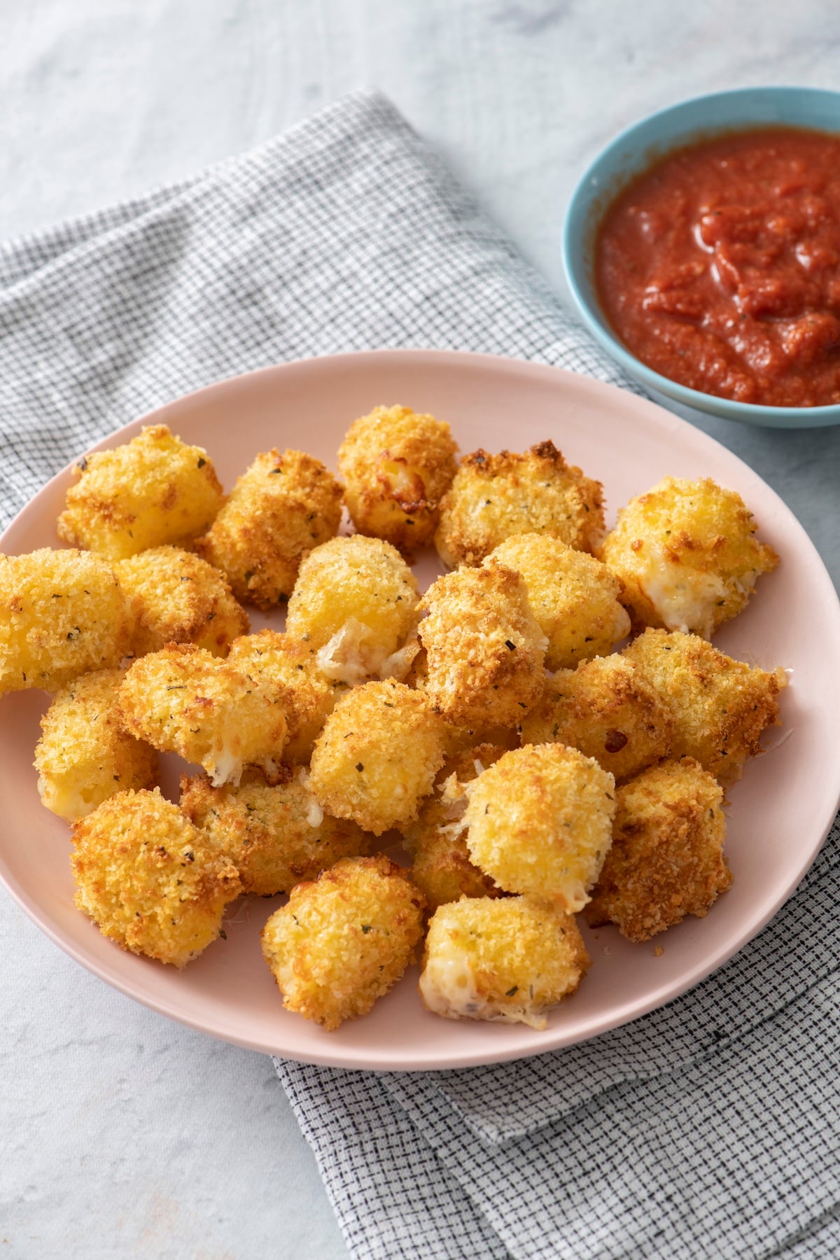 Bocconcini di formaggio croccanti con friggitrice ad aria