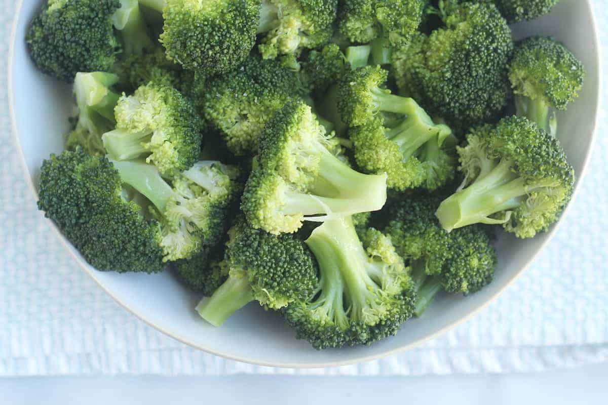 Broccoli bolliti facili (approvati da bambini e genitori)