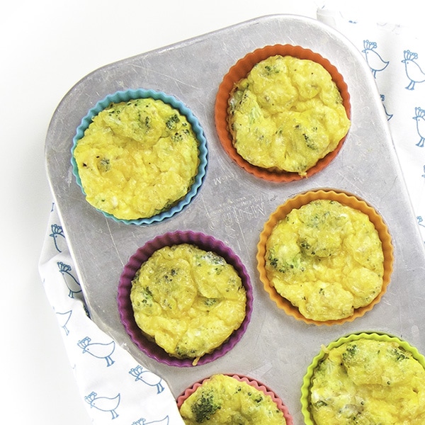 I muffin perfetti all'uovo e al formaggio con broccoli (amati da neonati, bambini e bambini)