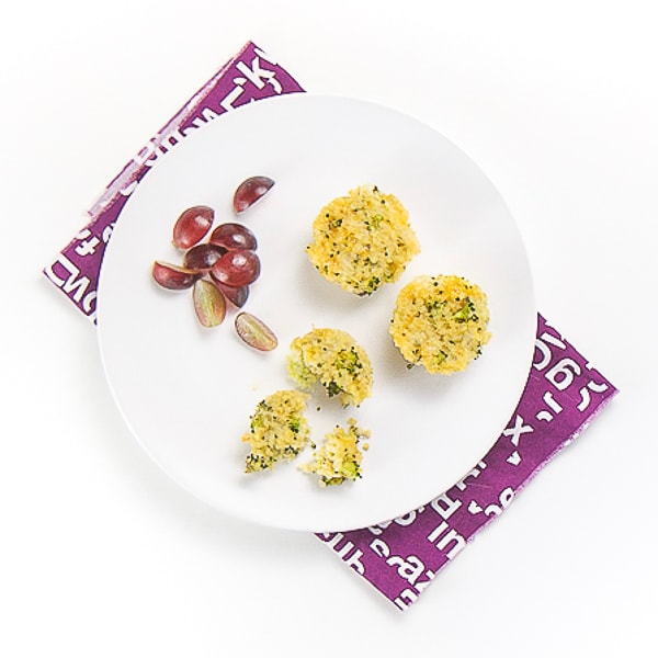 Bocconcini di quinoa e broccoli al formaggio per bambini (idea facile per il pranzo!)