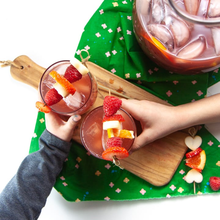 Punch natalizio per bambini fatto in casa (bastoncini di frutta fai da te)