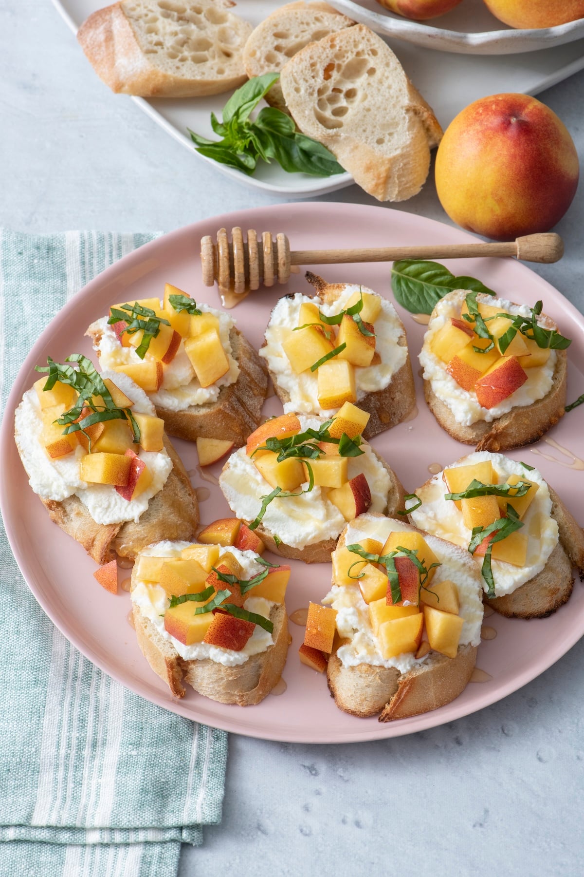 Crostini di pesca e ricotta