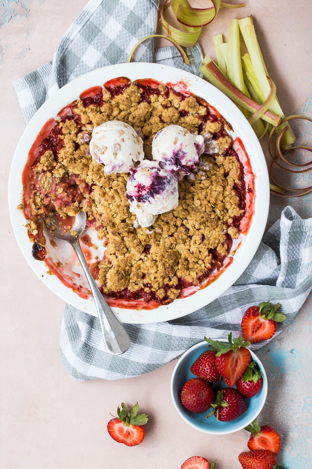 Crumble di fragole e rabarbaro