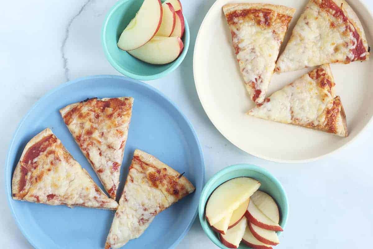 Una deliziosa pizza con focaccia in 10 minuti (solo 3 ingredienti!)