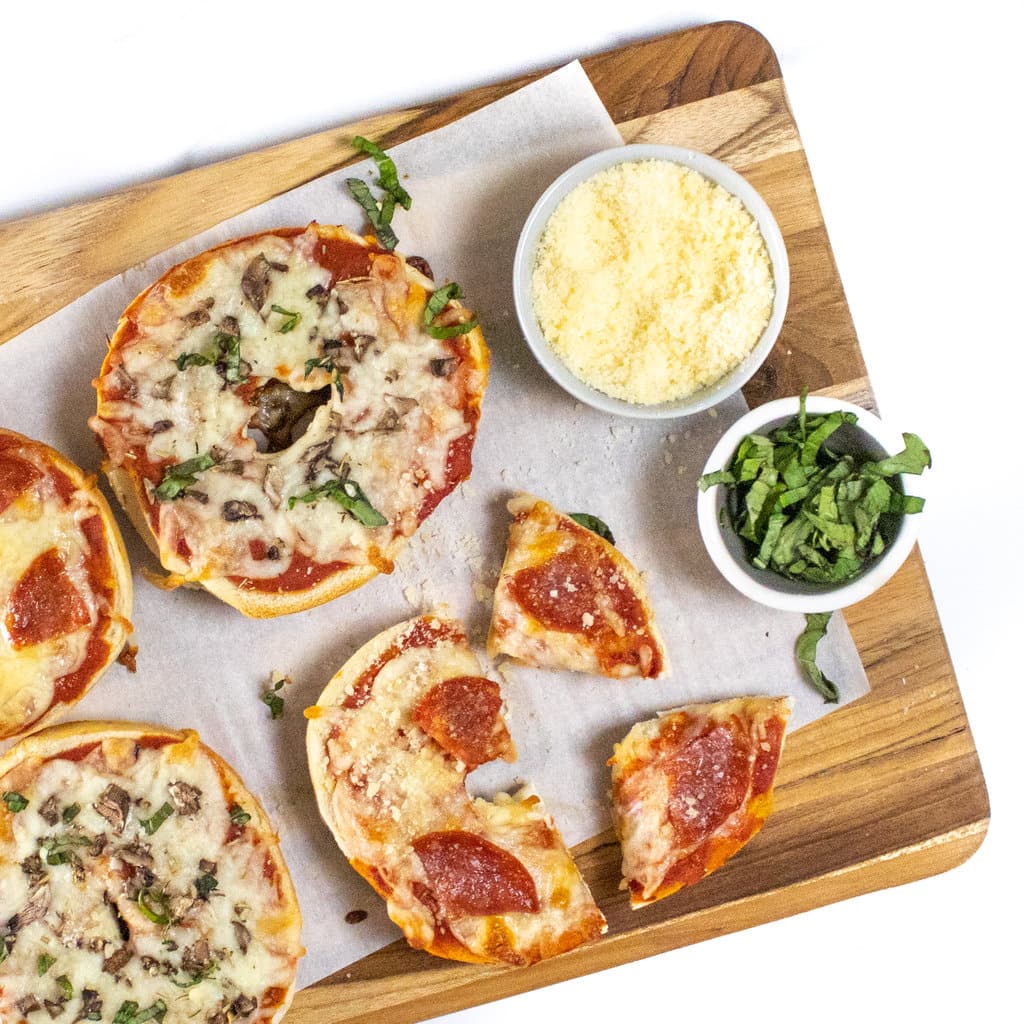 Bagel di pizza facili da 10 minuti