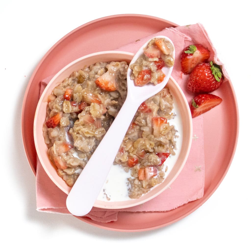 Farina d'avena alla fragola e banana veloce e salutare (10 minuti)