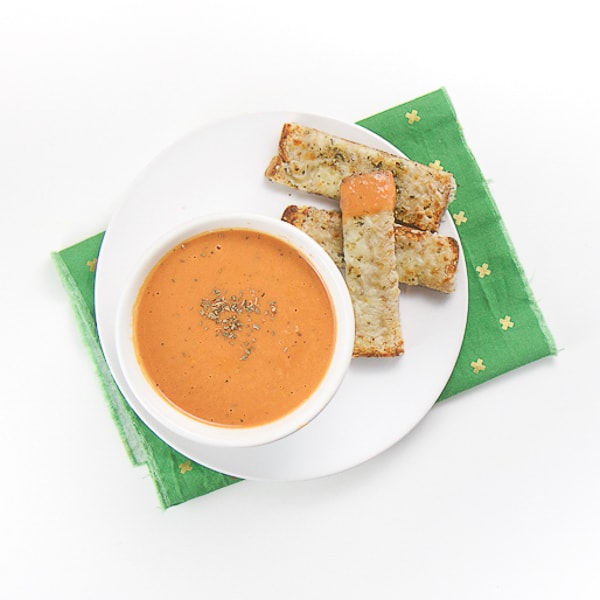 Zuppa di pomodoro facile con mestoli di pane al formaggio per bambini