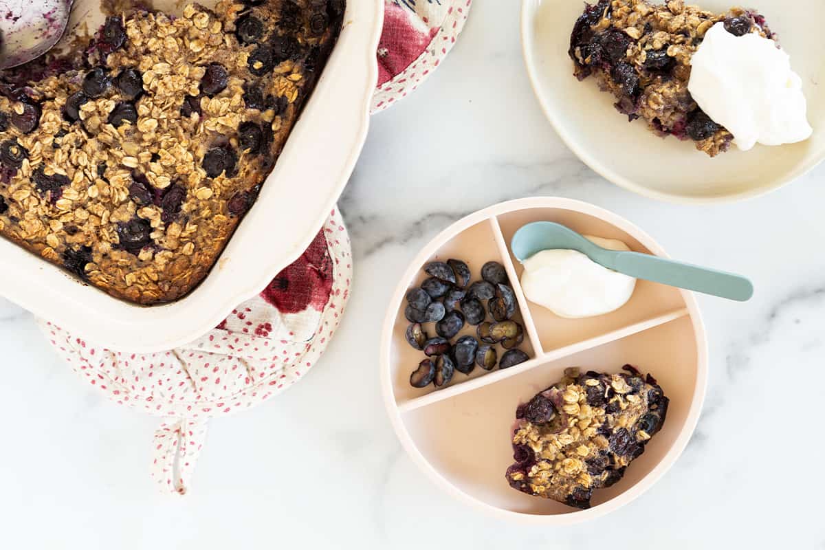 Farina d'avena al forno con banane e mirtilli