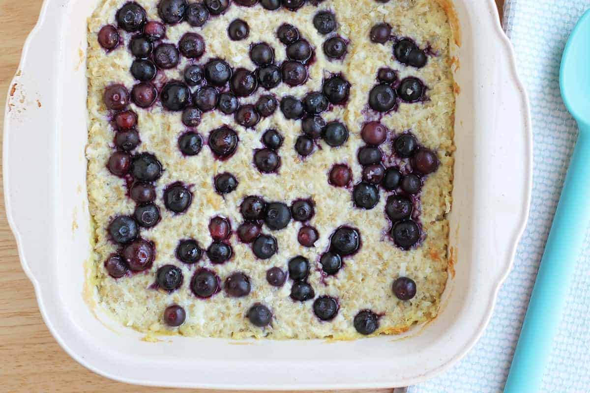 Farina d'avena al forno con mirtilli durante la notte