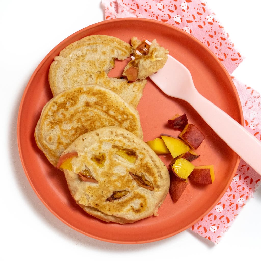Soffici pancake alla pesca richiesti dai bambini (fatti in 15 minuti!)