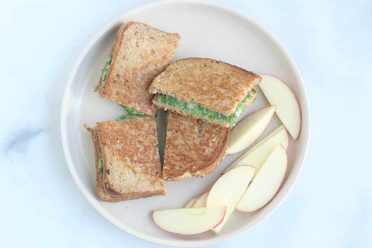 Formaggio grigliato con spinaci facile (un panino per bambini)