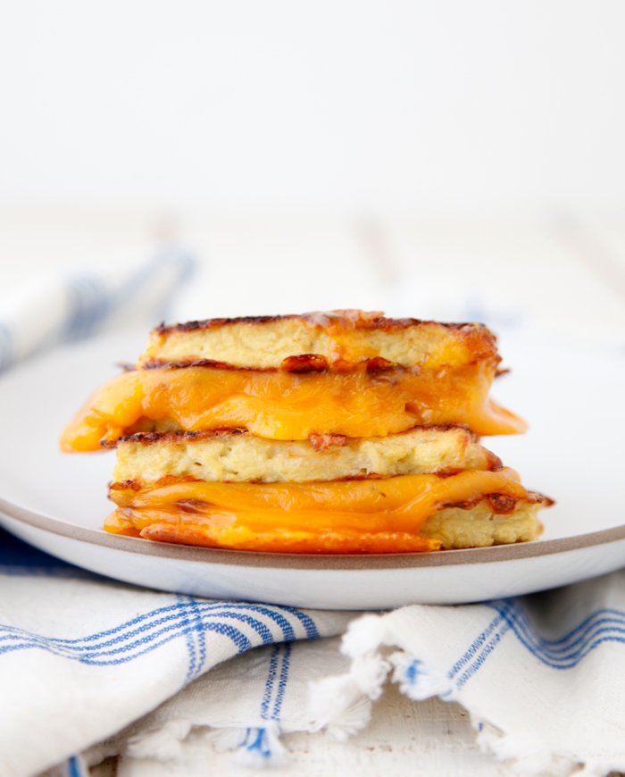 Formaggio grigliato in crosta di cavolfiore
