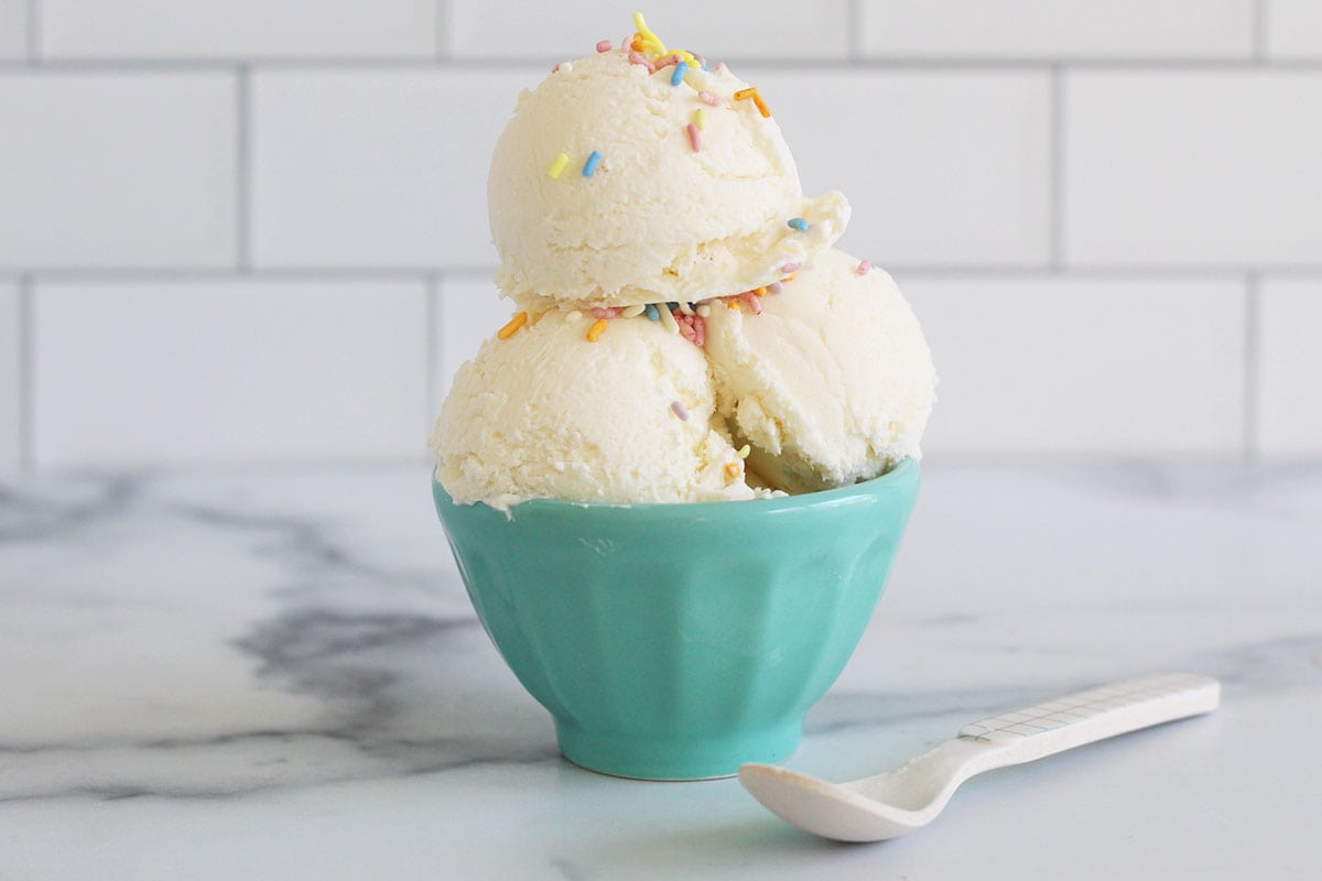 Gelato alla cheesecake: senza zangola, senza complicazioni, ad alto contenuto proteico, ad alto contenuto di YUM