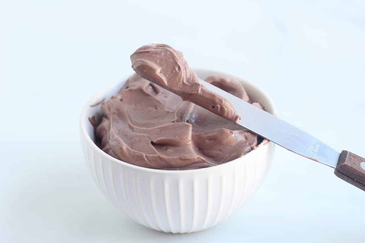 Glassa veloce al cioccolato con cacao in polvere
