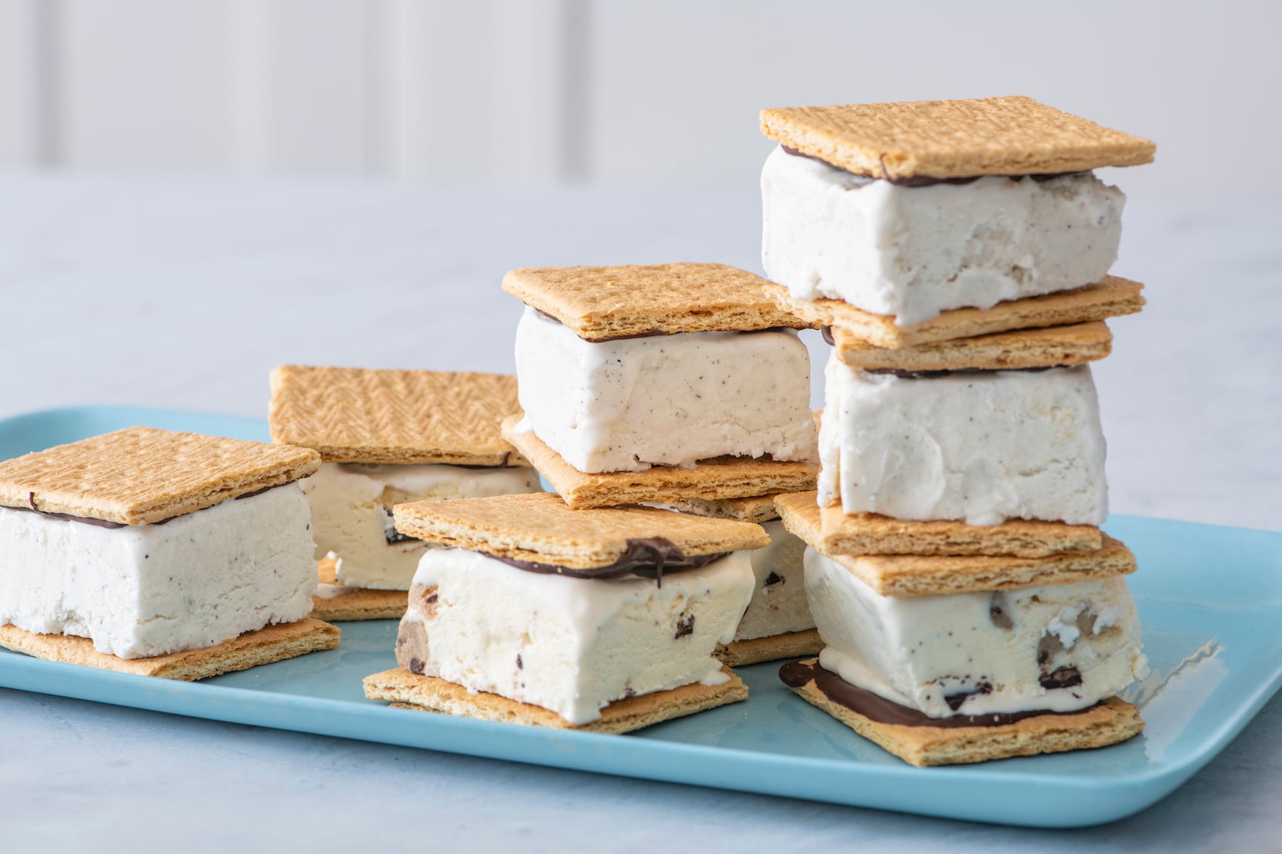 Graham Cracker Panini con gelato ricoperti di cioccolato