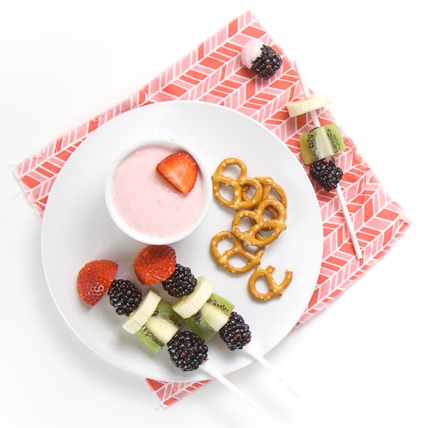 Salsa salutare allo yogurt e fragole (neonati e bambini piccoli)