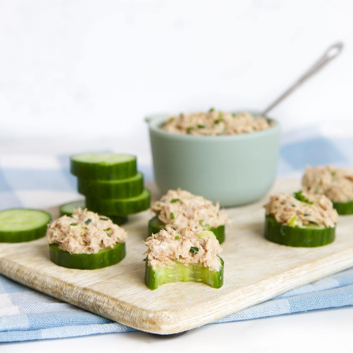 Insalata di tonno salutare perfetta per spuntini o pranzo