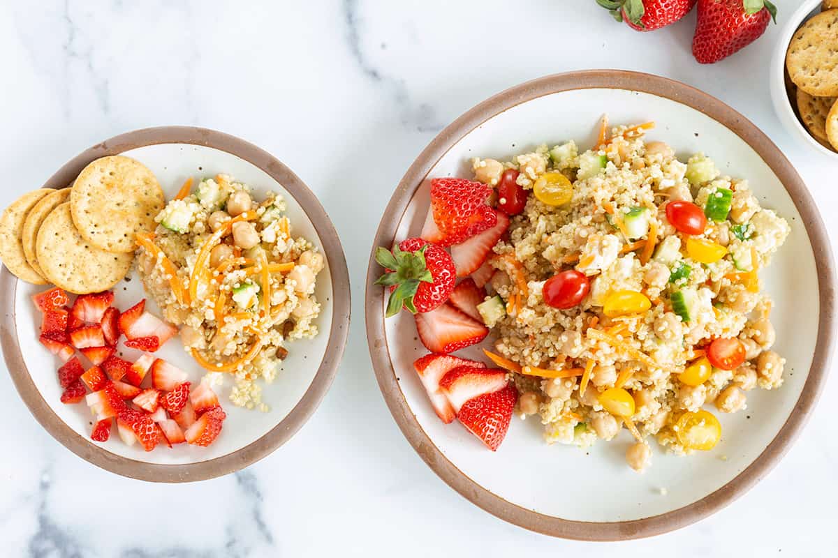 Insalata mediterranea semplice di quinoa (perfetta per preparare i pasti)