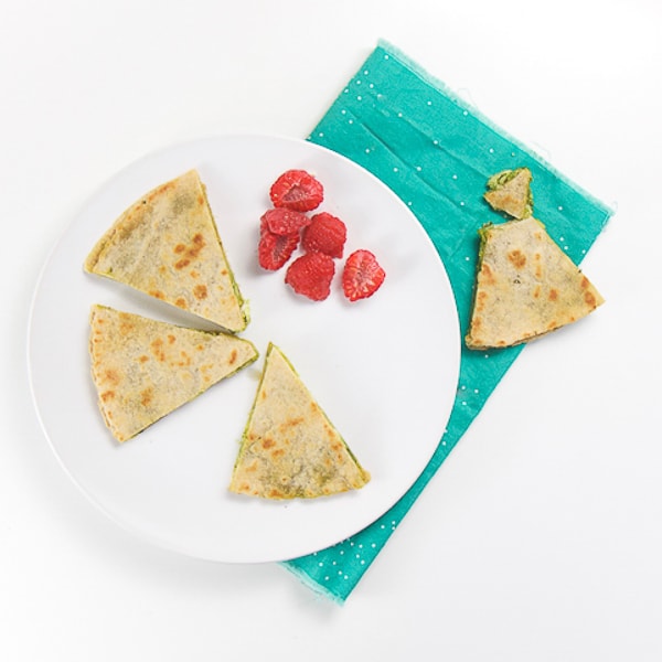 Quesadilla di pollo al pesto di cavolo riccio per neonati e bambini piccoli (BLW)