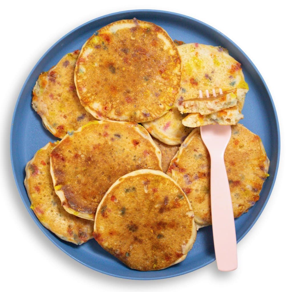 Pancake salutari per torta di compleanno Funfetti (fatti con yogurt greco)
