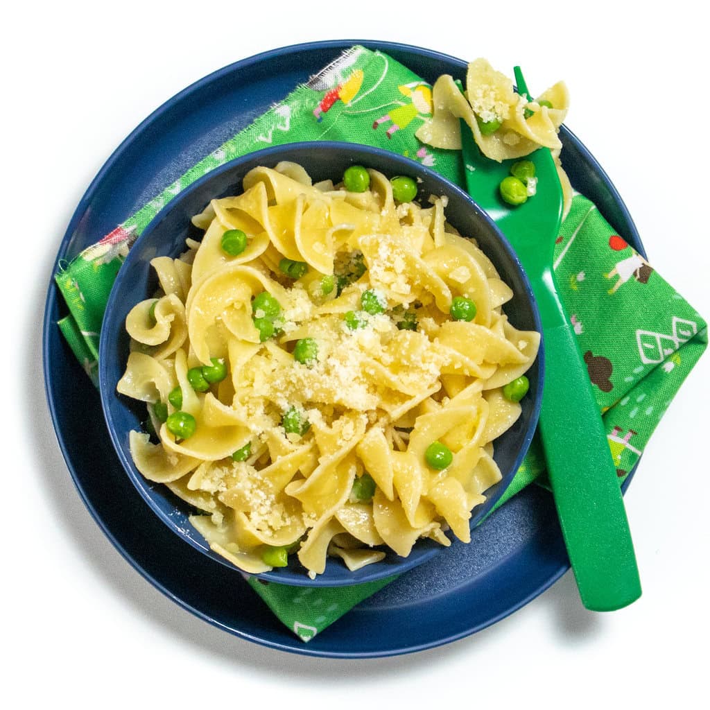 Tagliatelle al burro richieste dai bambini con piselli e parmigiano