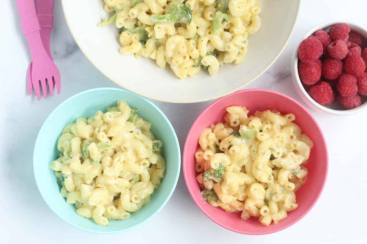 Mac e formaggio con broccoli in una pentola