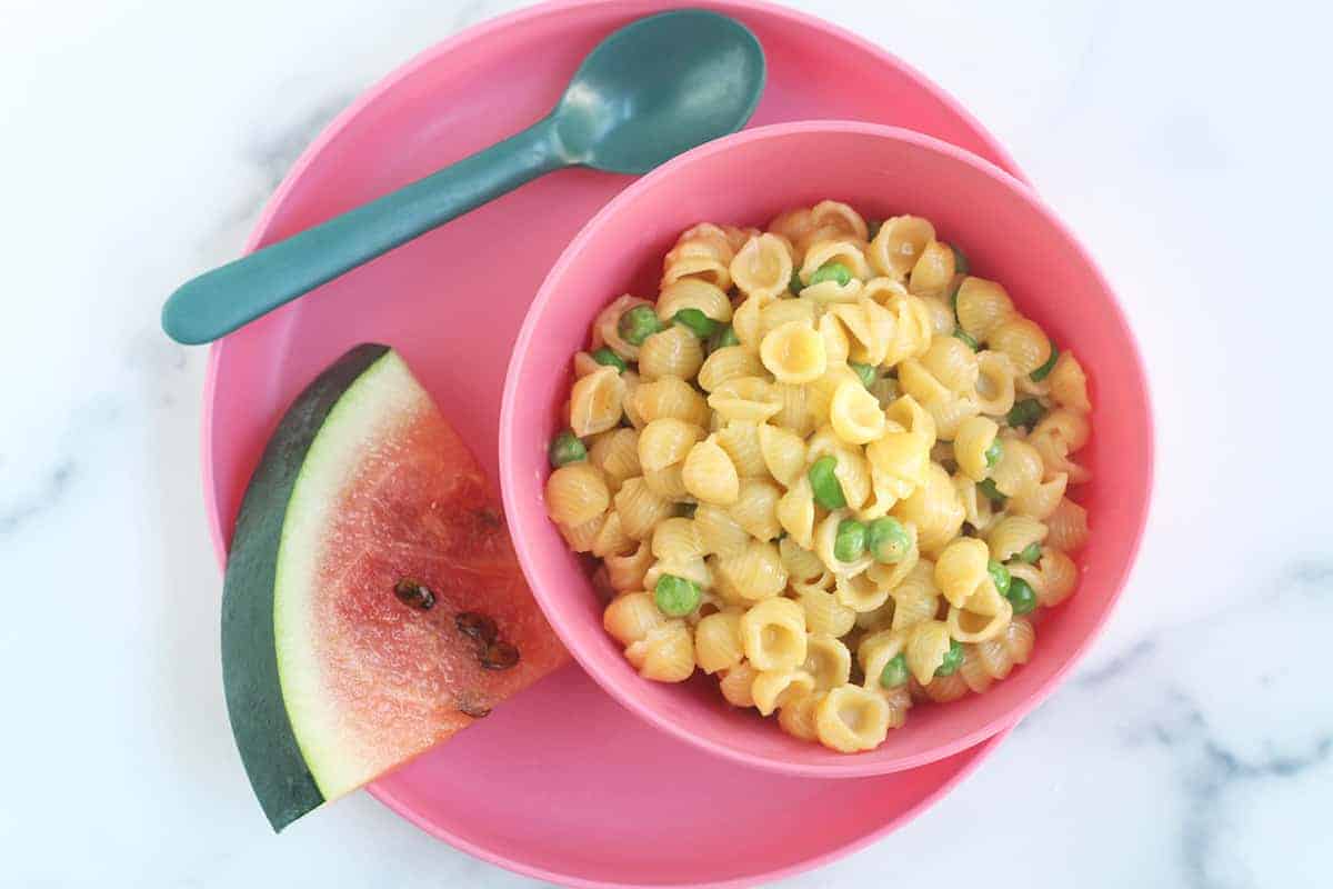 Mac e formaggio con piselli (pasto veloce preferito per i bambini)