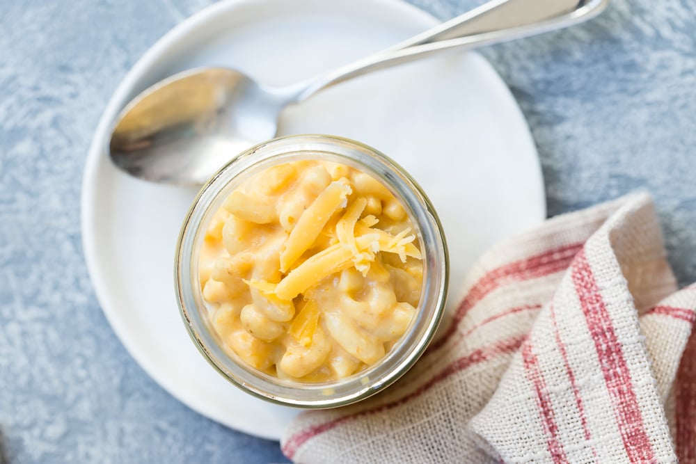 Maccheroni alla zucca e formaggio in una tazza