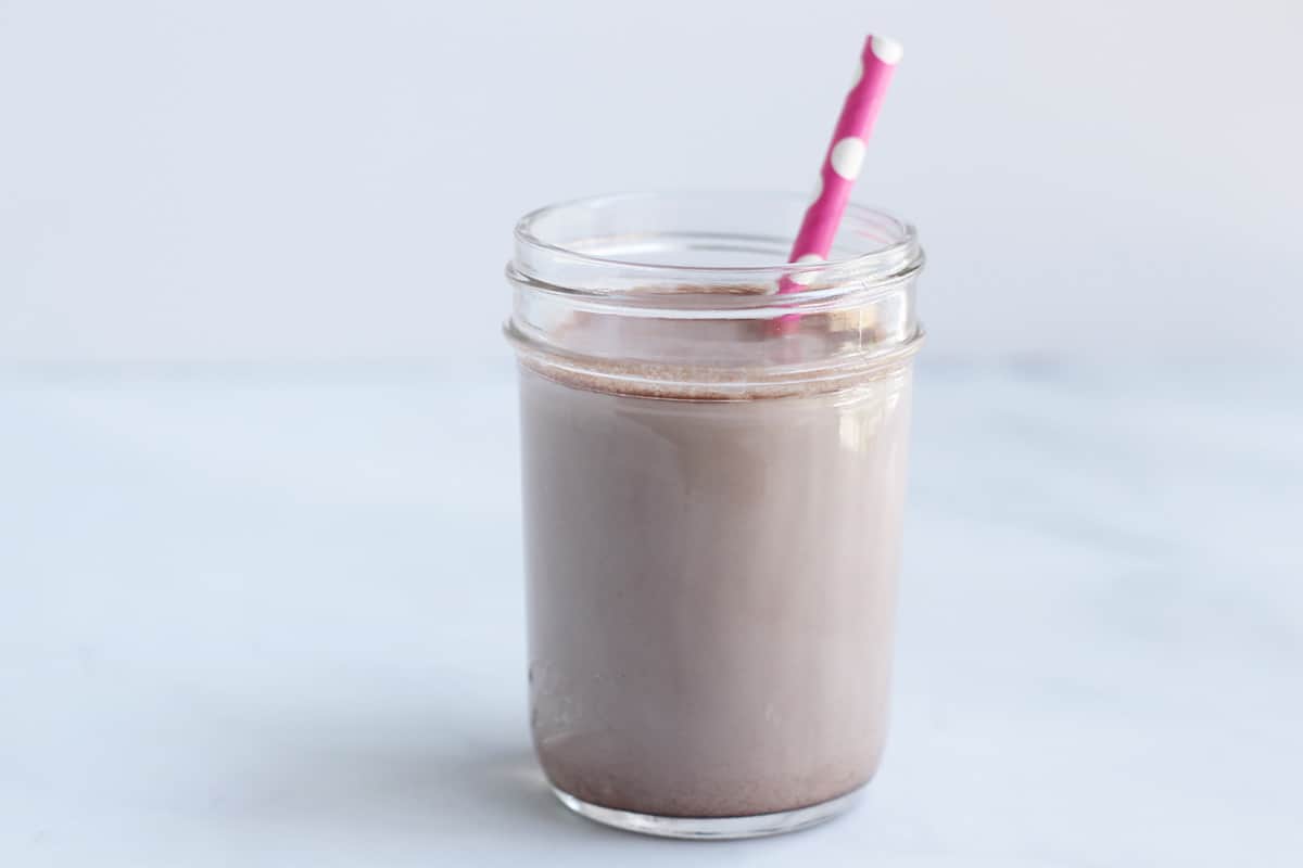 Il miglior latte al cioccolato fatto in casa (con meno zucchero!)