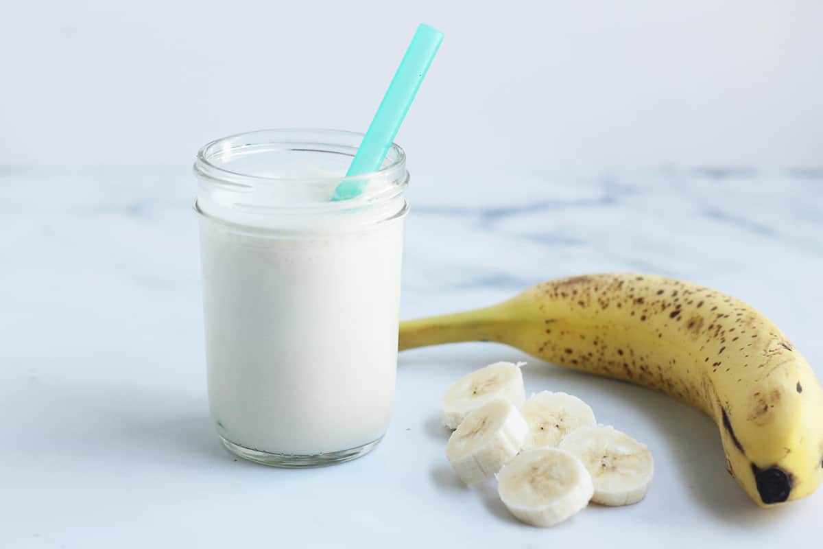 Il miglior latte alla banana (facile, fresco, a basso contenuto di zuccheri!)