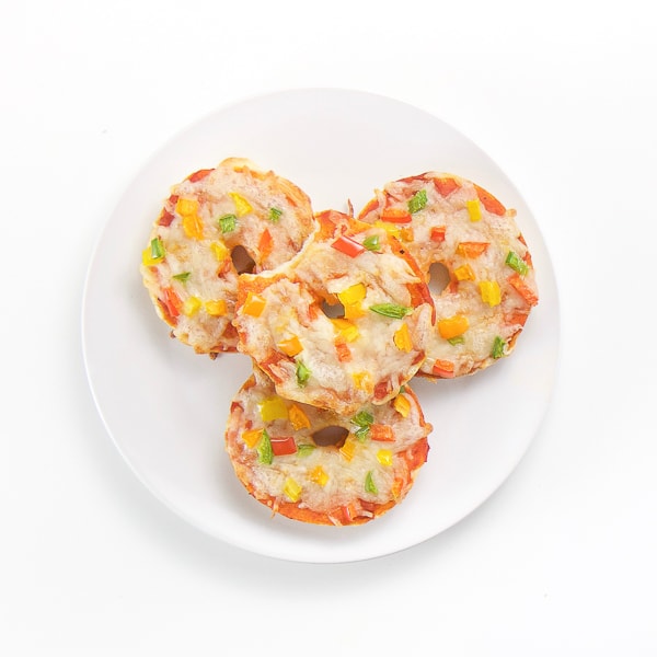 Mini pizzette Bagel con confettini di pepe (divertente pranzo per bambini)
