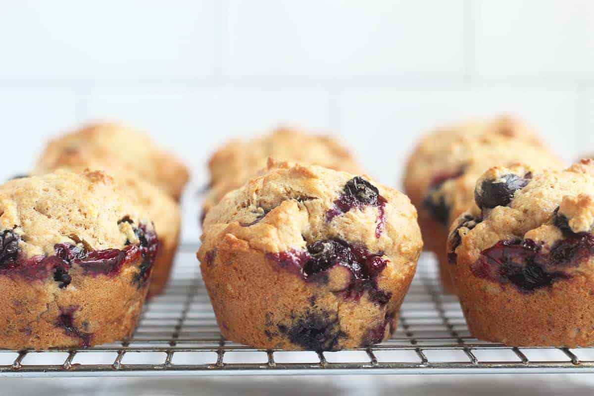 Muffin al limone e mirtilli preferiti (sani, facili e così saporiti!)